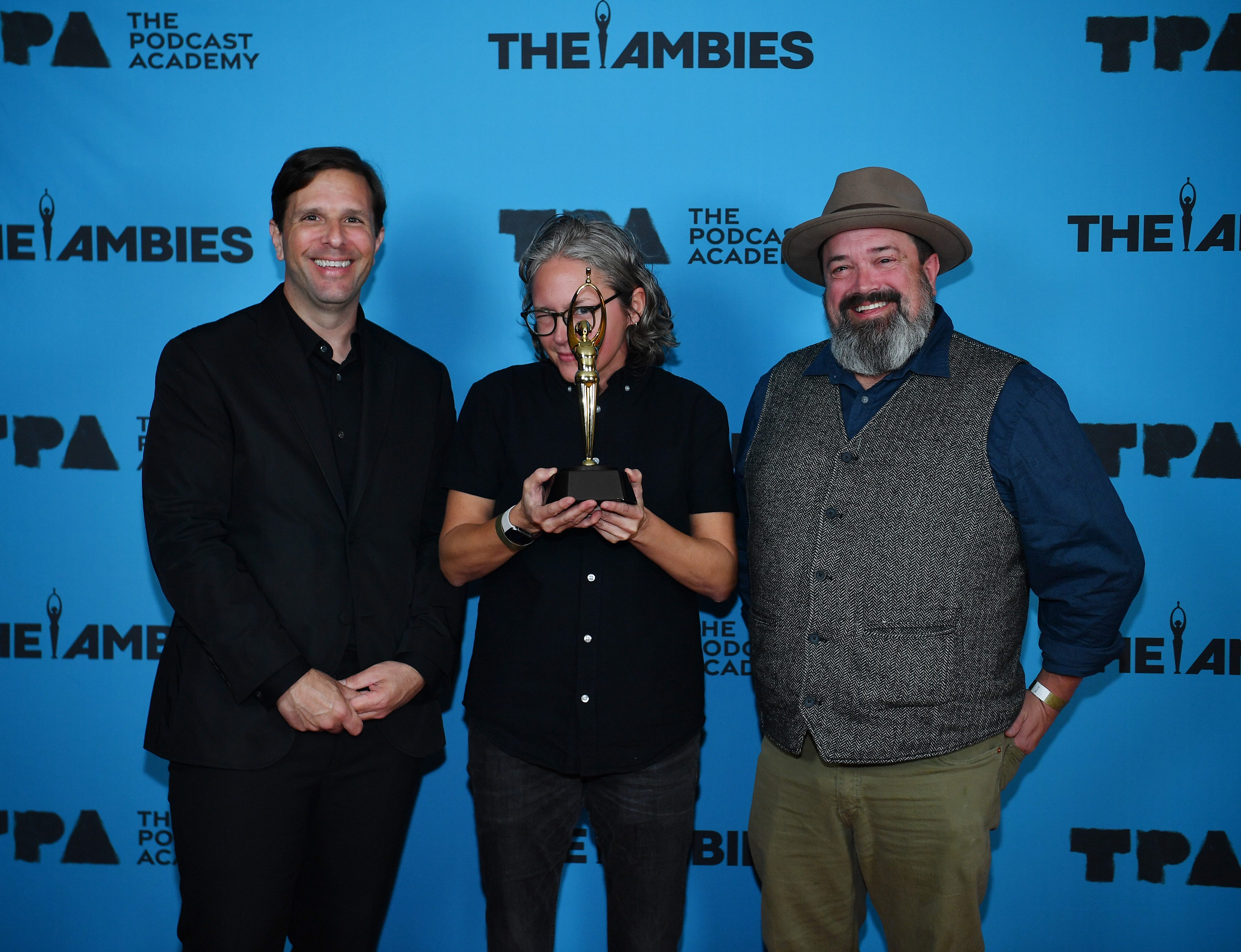 Foto von Josh Clark (links), Chuck Bryant (rechts) und Produzent Jeri Rowland bei einer Preisverleihung.