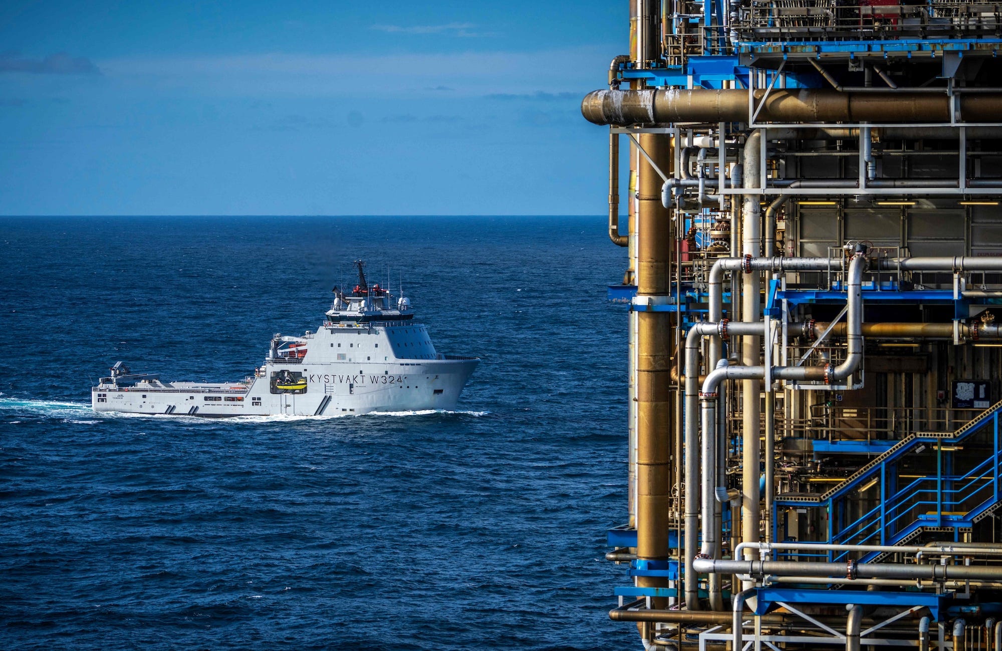 Offshore-Ölplattform eines Schiffes der norwegischen Küstenwache