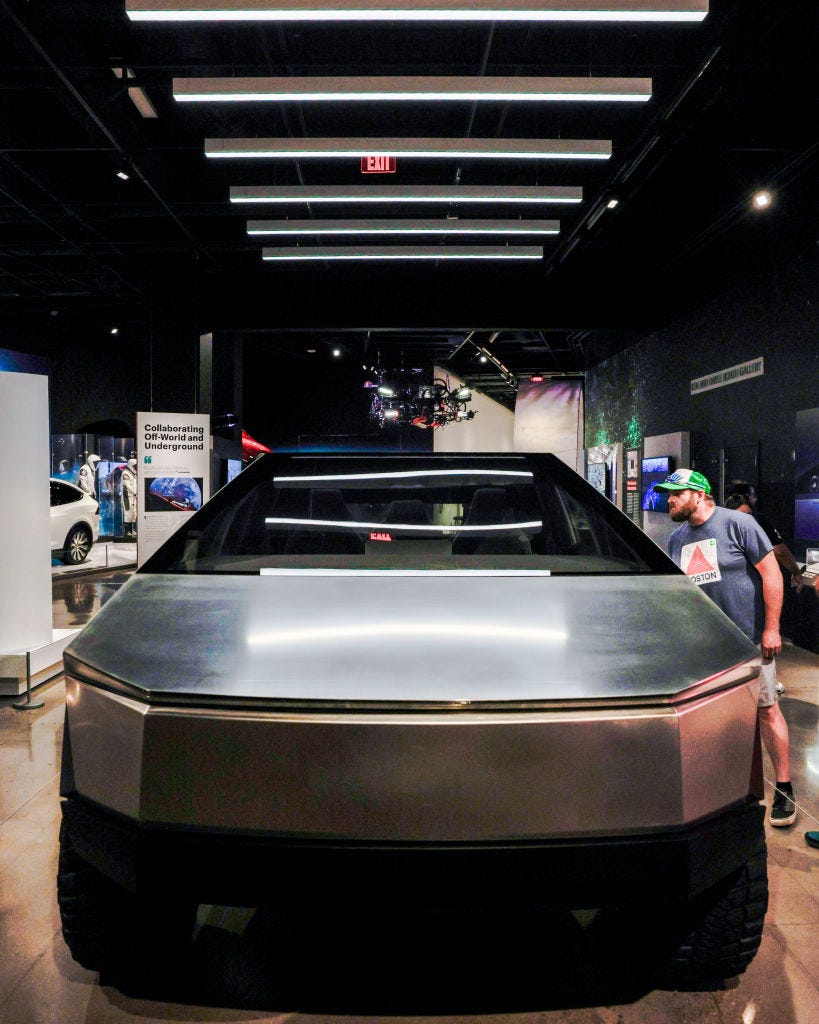 Ein Tesla Cybertruck, ausgestellt im Petersen Automotive Museum