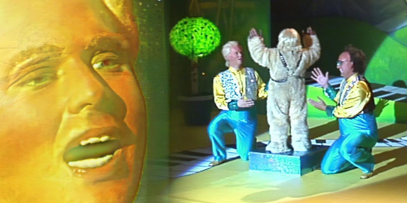 Tim Heidecker singt im Vordergrund und im Hintergrund knien Tim und Eric um einen kleinen Mann im Tierkostüm.