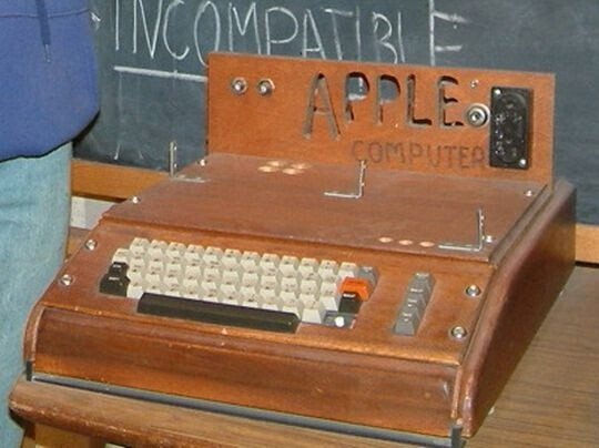 Der von Wozniak entworfene Computer Apple I, das erste Produkt des Unternehmens – Apple-Mitbegründer Steve Wozniak wurde in Mexiko-Stadt ins Krankenhaus eingeliefert, nachdem er möglicherweise einen Schlaganfall erlitten hatte