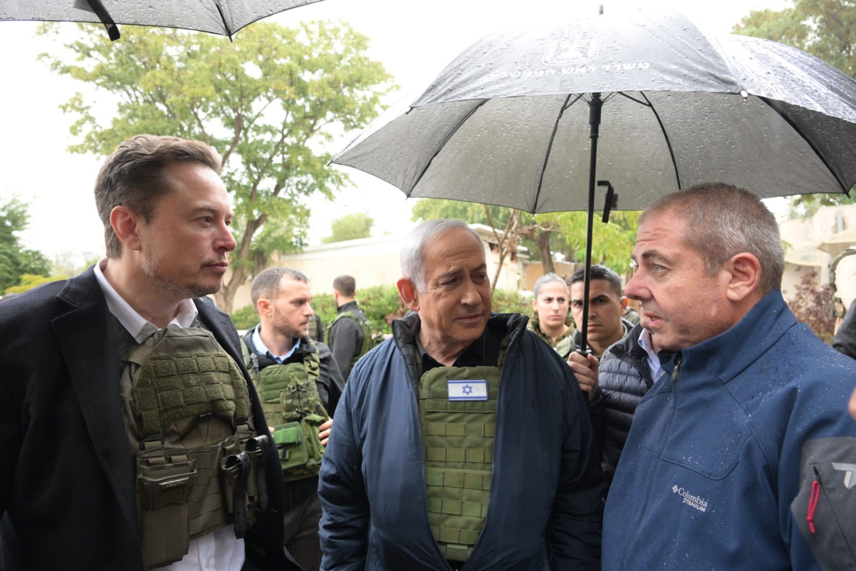 Israels Premierminister Benjamin Netanjahu (Mitte) nimmt Elon Musk (Mitte) mit auf eine Tour durch den Kibbuz Kfar Aza.