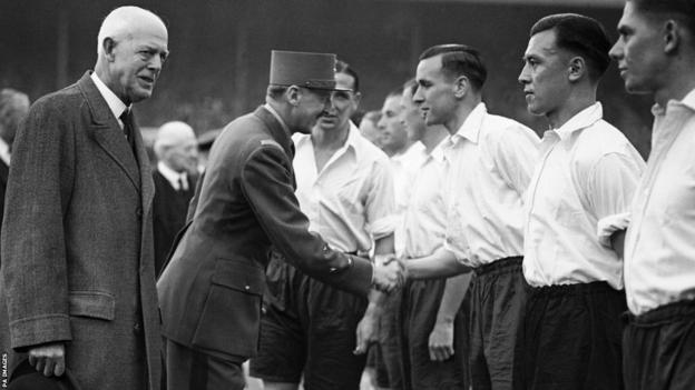 General Koenig, der französische Gouverneur von Paris, schüttelte 1945 dem englischen Verteidiger Neil Franklin die Hand, neben Franklin stand Frank Soo