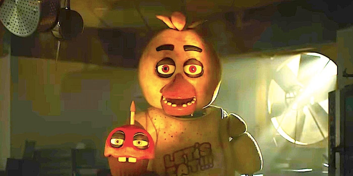   Ein besessener Animatroniker hält in Five Nights at Freddy's Film 2023 einen empfindungsfähigen Cupcake hin