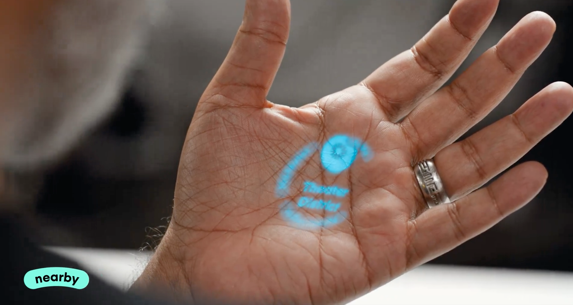 Der KI-Pin von Humane kann Informationen auf Ihre Handfläche projizieren.