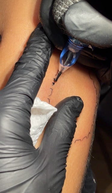 Das Tattoo wurde eingefärbt, nachdem die Freundin des Kunden in seinen Arm gebissen hatte.
