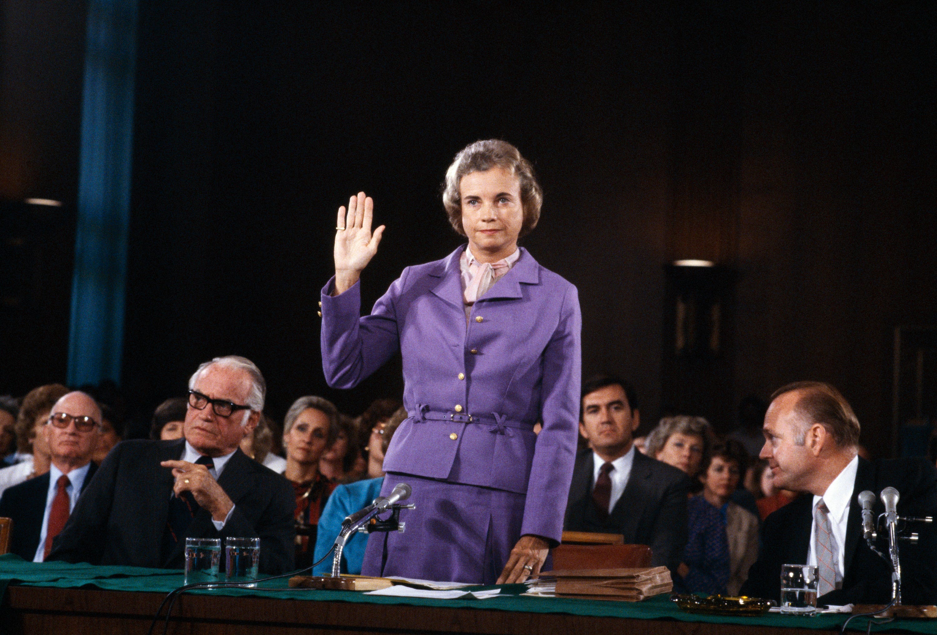 Sandra Day O'Connor wird vor dem Justizausschuss des Senats während der Anhörungen zur Bestätigung vereidigt, als sie am 9. September 1981 in Washington, D.C. als erste Frau einen Sitz am Obersten Gerichtshof der USA einnehmen will.