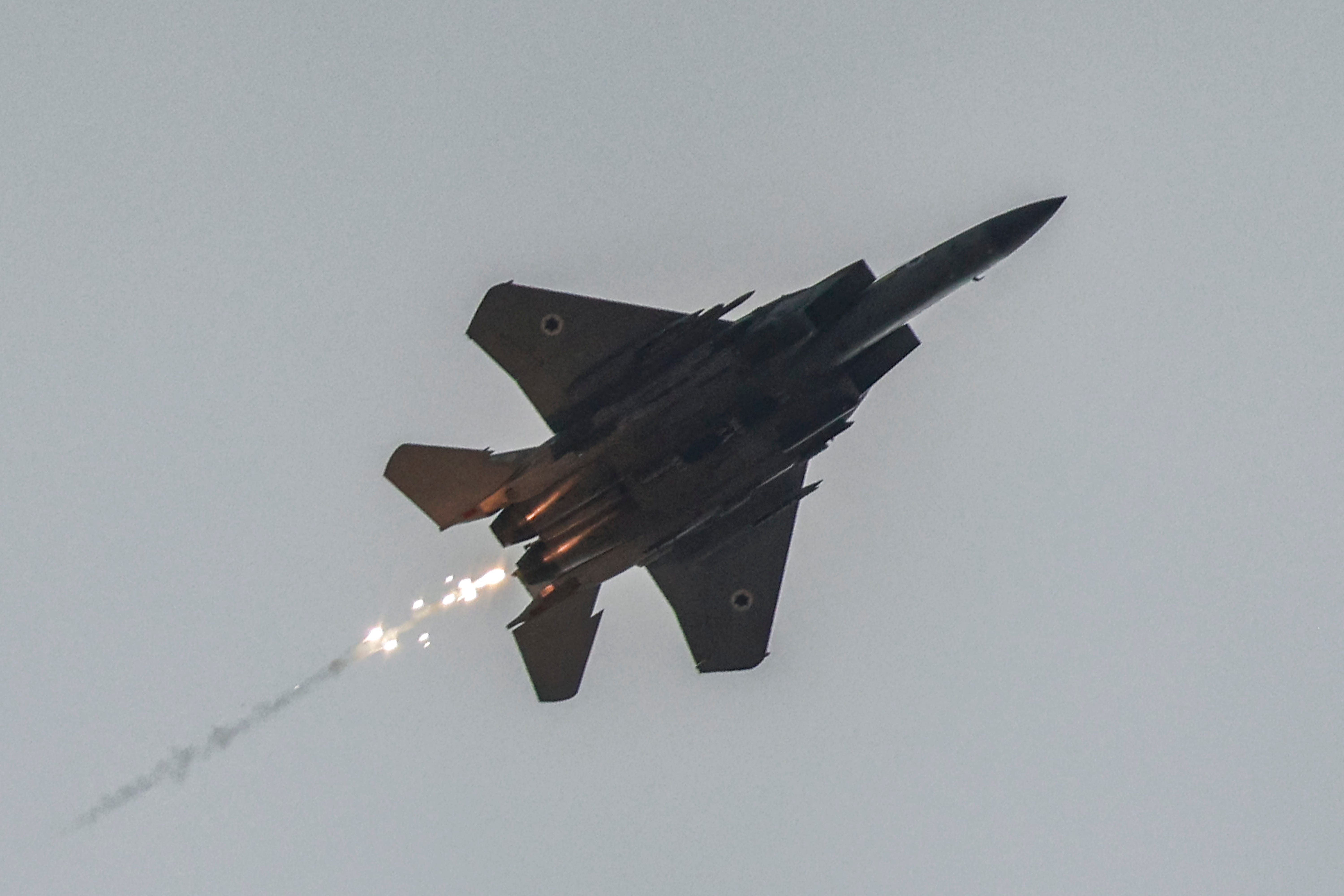 Ein Kampfflugzeug der israelischen Luftwaffe feuert Leuchtraketen ab, als es am 12. November 2023 die Grenze zum Gazastreifen in der Nähe von Südisraelisch überfliegt.