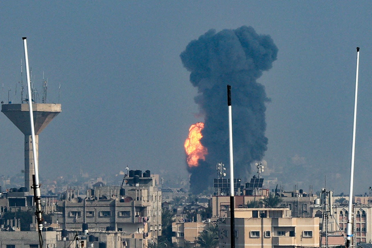 Während eines israelischen Angriffs auf Rafah im südlichen Gazastreifen am 1. Dezember 2023 steigt Rauch über Gebäuden auf