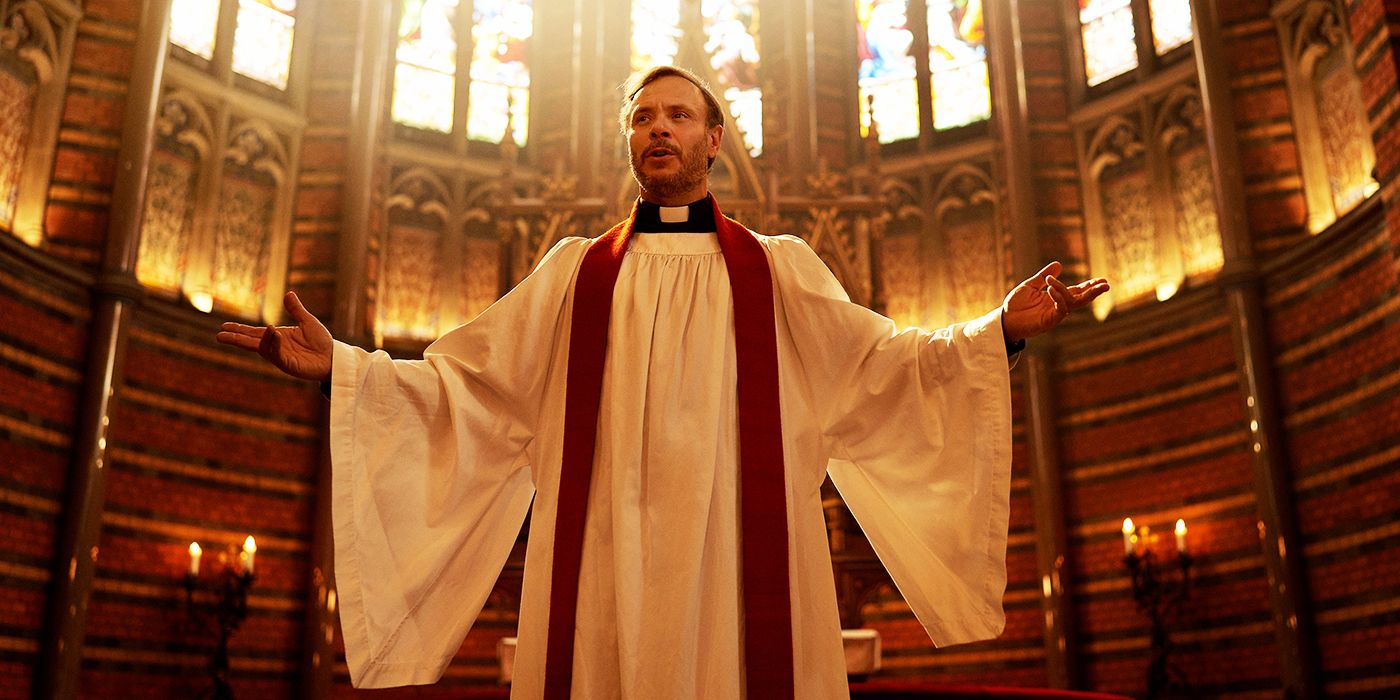 Björn Bengtsson als Adam in der Kirche während des Gottesdienstes in „Eine fast normale Familie“.