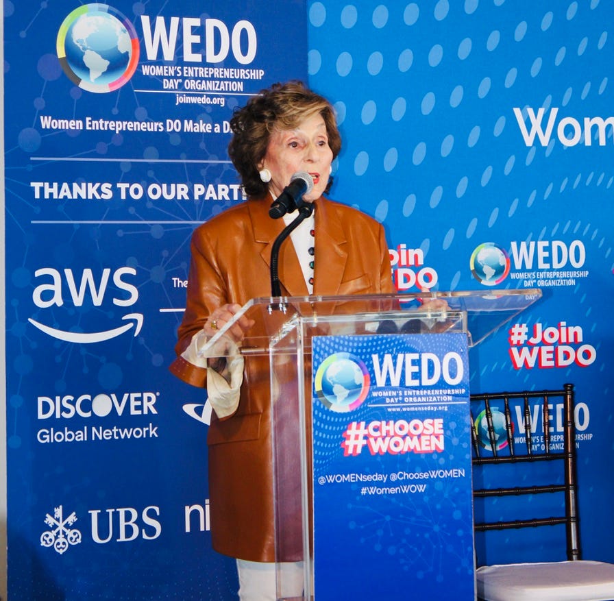 Der Broadway-Produzent Fran Weissler spricht beim WEDO-Gipfel.