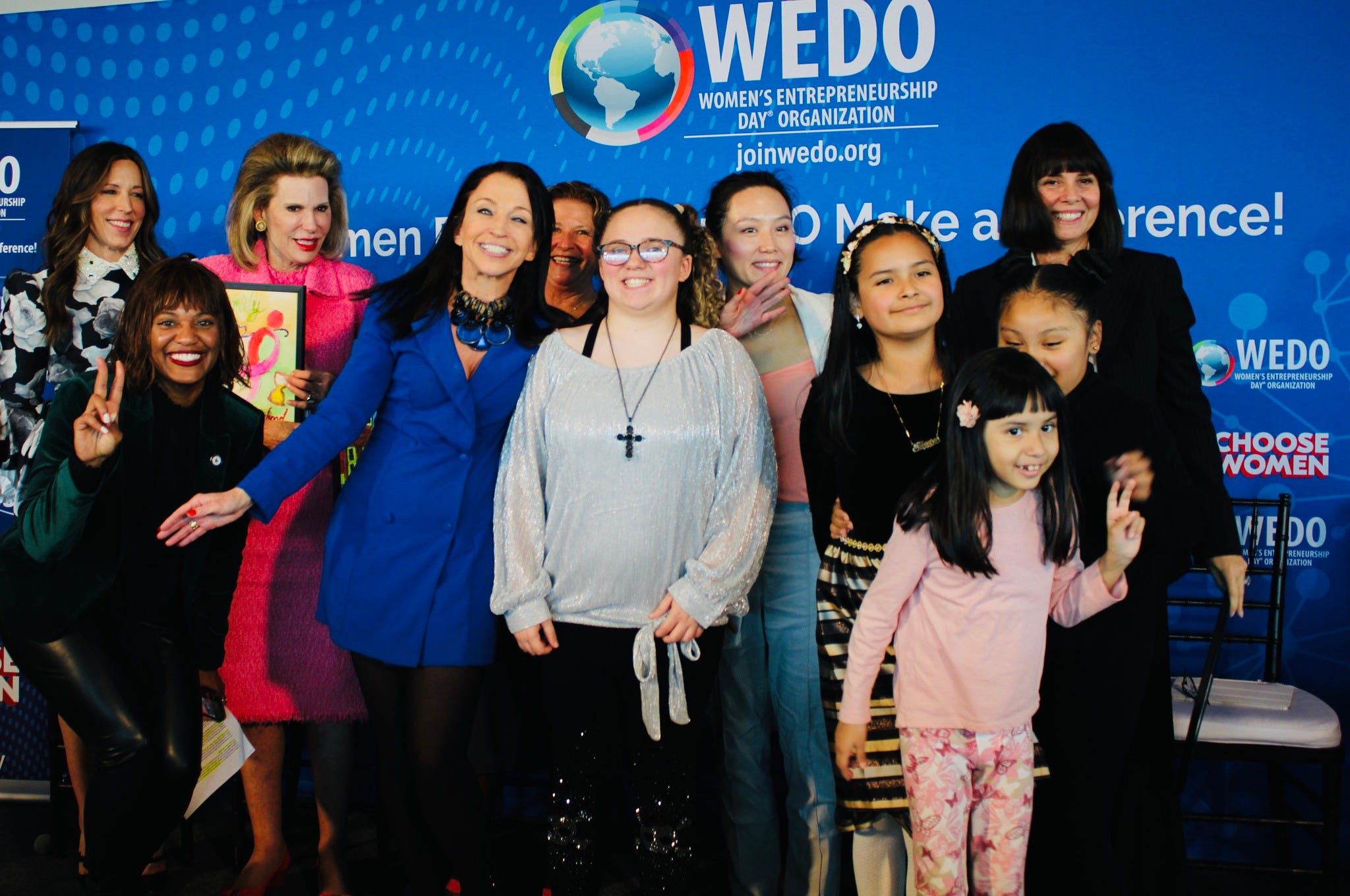 Junge Mädchen mit Behinderungen überreichten den Preisträgern des Gipfels handgezeichnete Auszeichnungen.