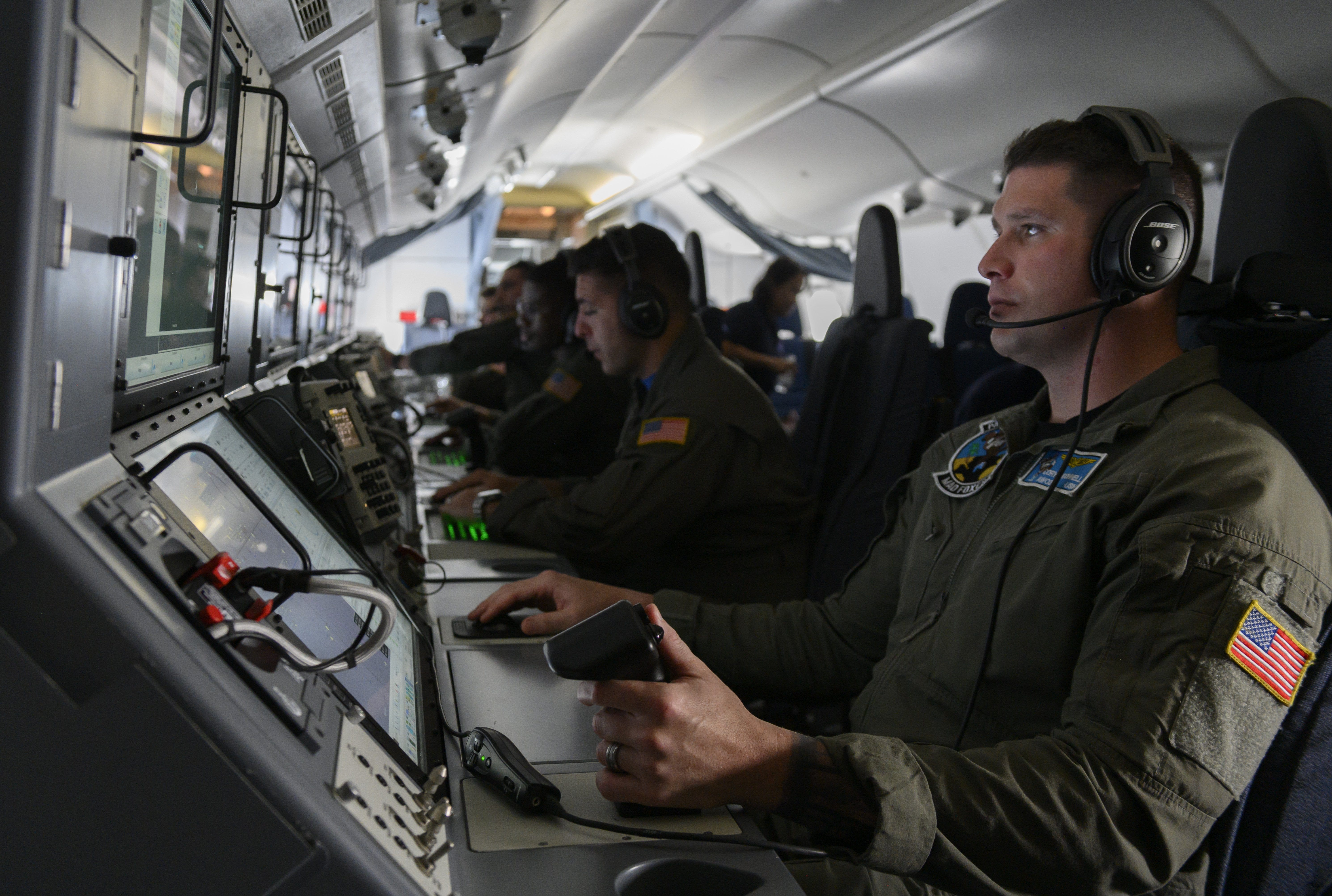 Besatzungsmitglieder der US-Marine bedienen die taktischen Systeme an Bord des Seepatrouillen- und Aufklärungsflugzeugs P-8A Poseidon während der Seeübung der USA und des Verbands Südostasiatischer Nationen (ASEAN) im Golf von Thailand am 5. September 2019