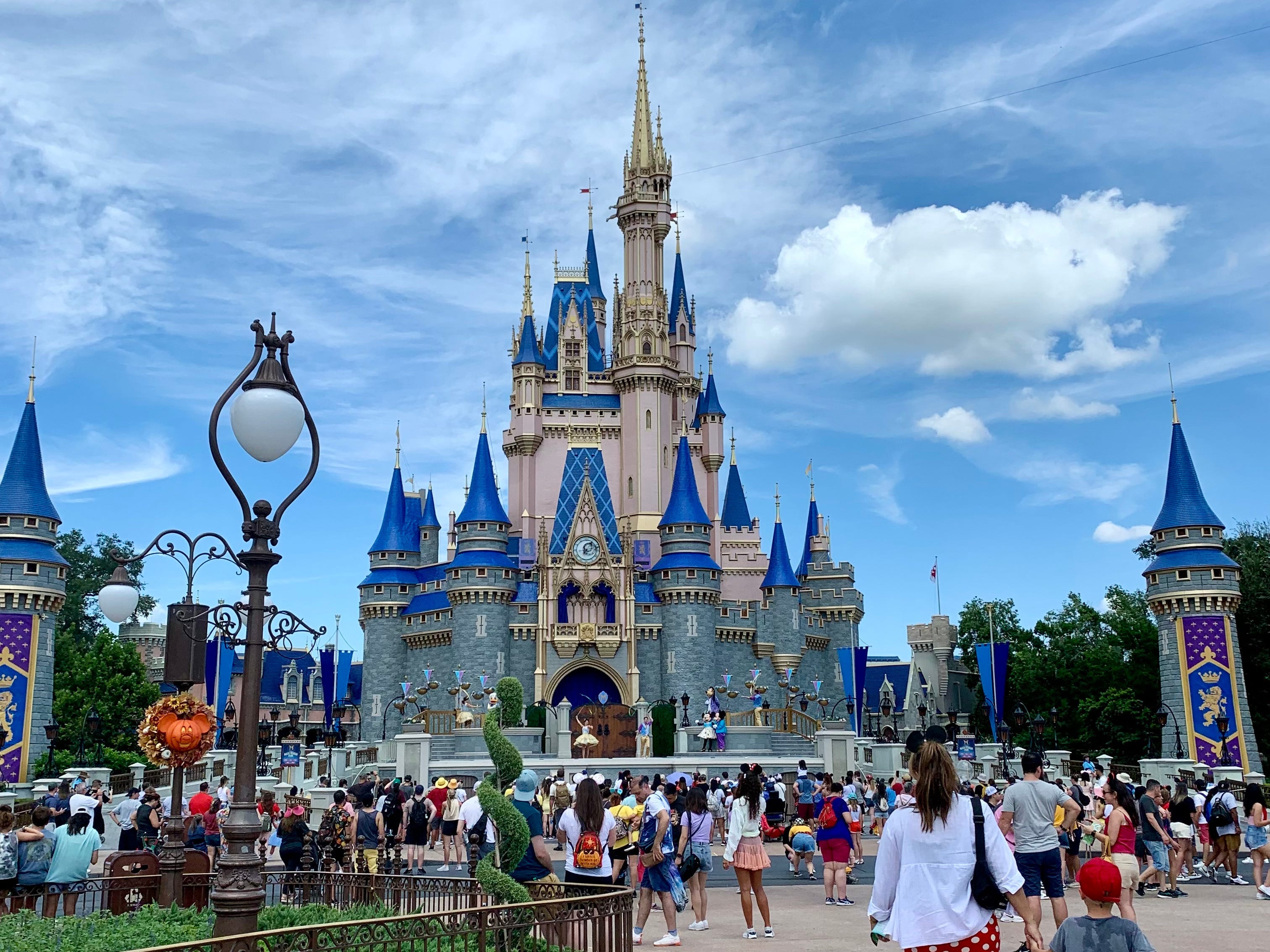 Hauptstraße USA und Aschenputtel-Schloss im magischen Königreich in Disney World