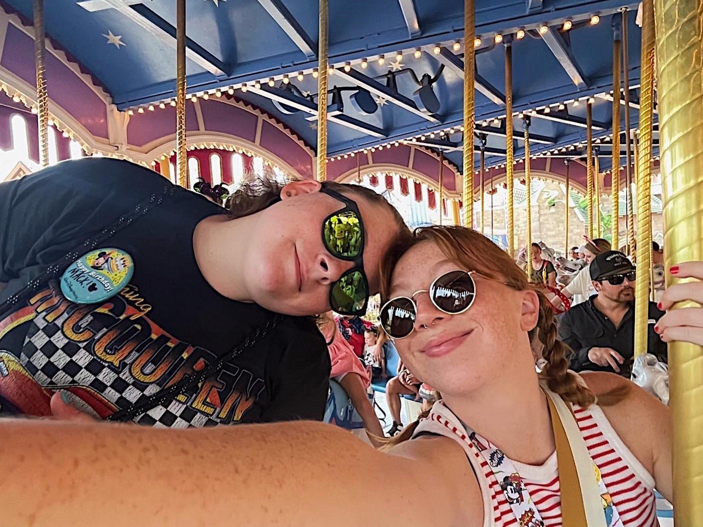 Jordan und ihr Partner posieren für ein Foto auf dem Karossell in Disney World