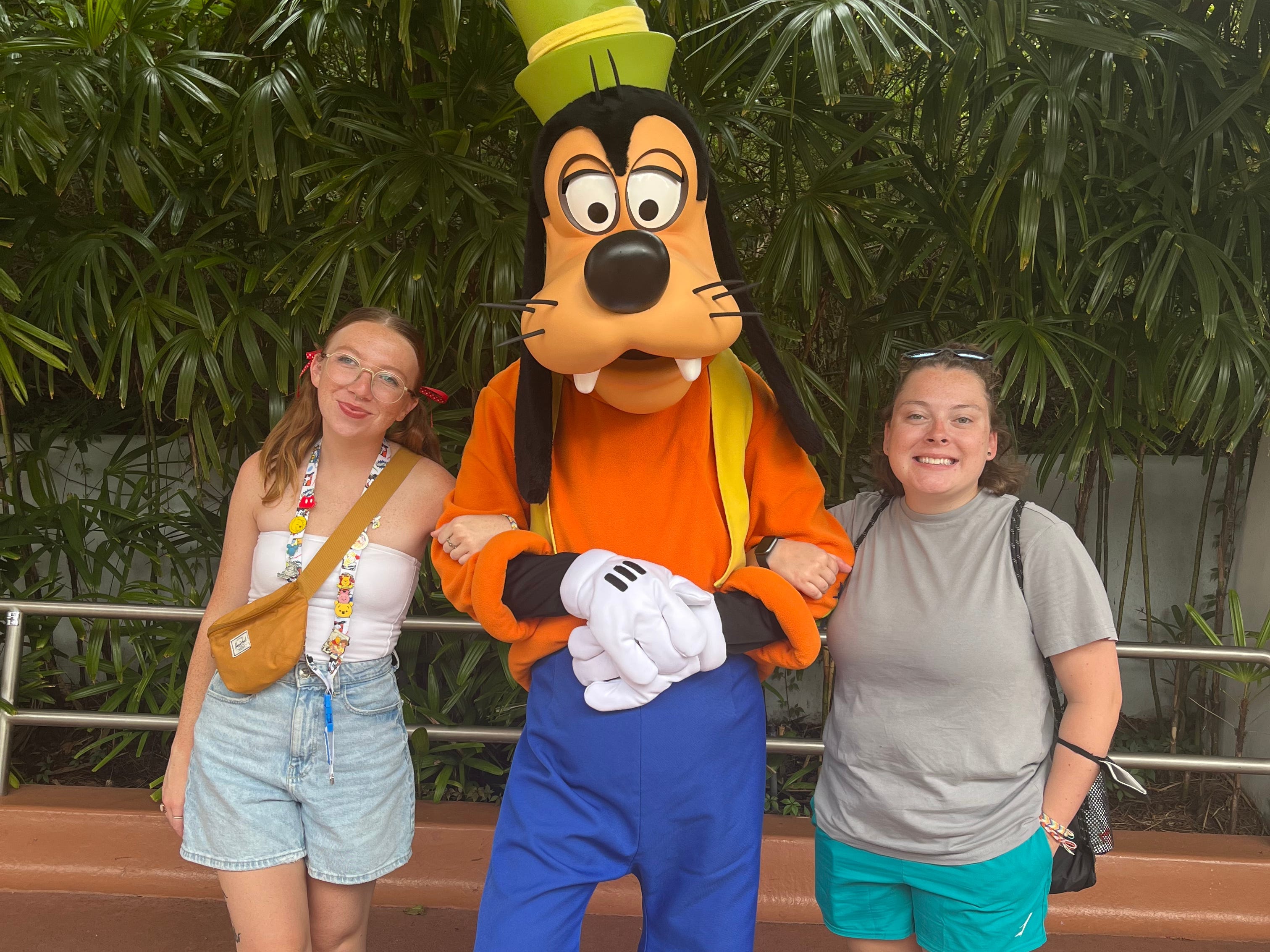 Jordan und ihr Partner posieren mit Goofy in Disney World