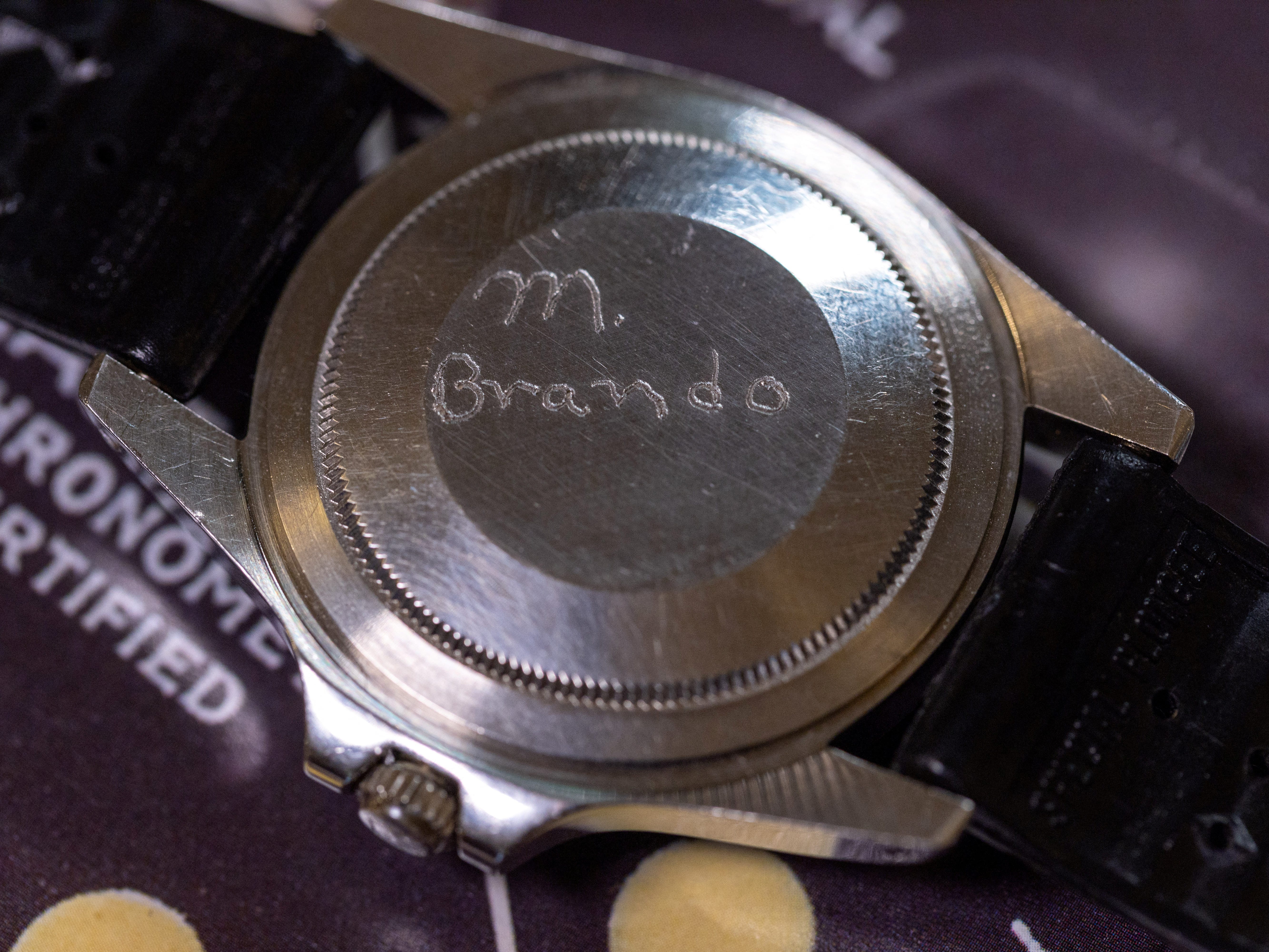 Rückseite einer Rolex GMT-Master mit Gravur „M. Brando.“