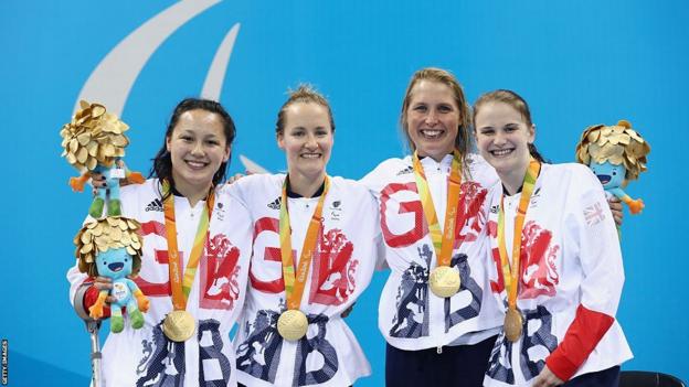 Alice Tai posiert mit ihren britischen Teamkolleginnen Claire Cashmore, Stephanie Millward und Stephanie Slater, nachdem sie bei den Paralympics 2016 in Rio Gold in der 4x100-m-Lagenstaffel der Frauen gewonnen haben