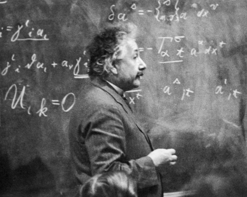 Foto von Albert Einstein vor einer Tafel.