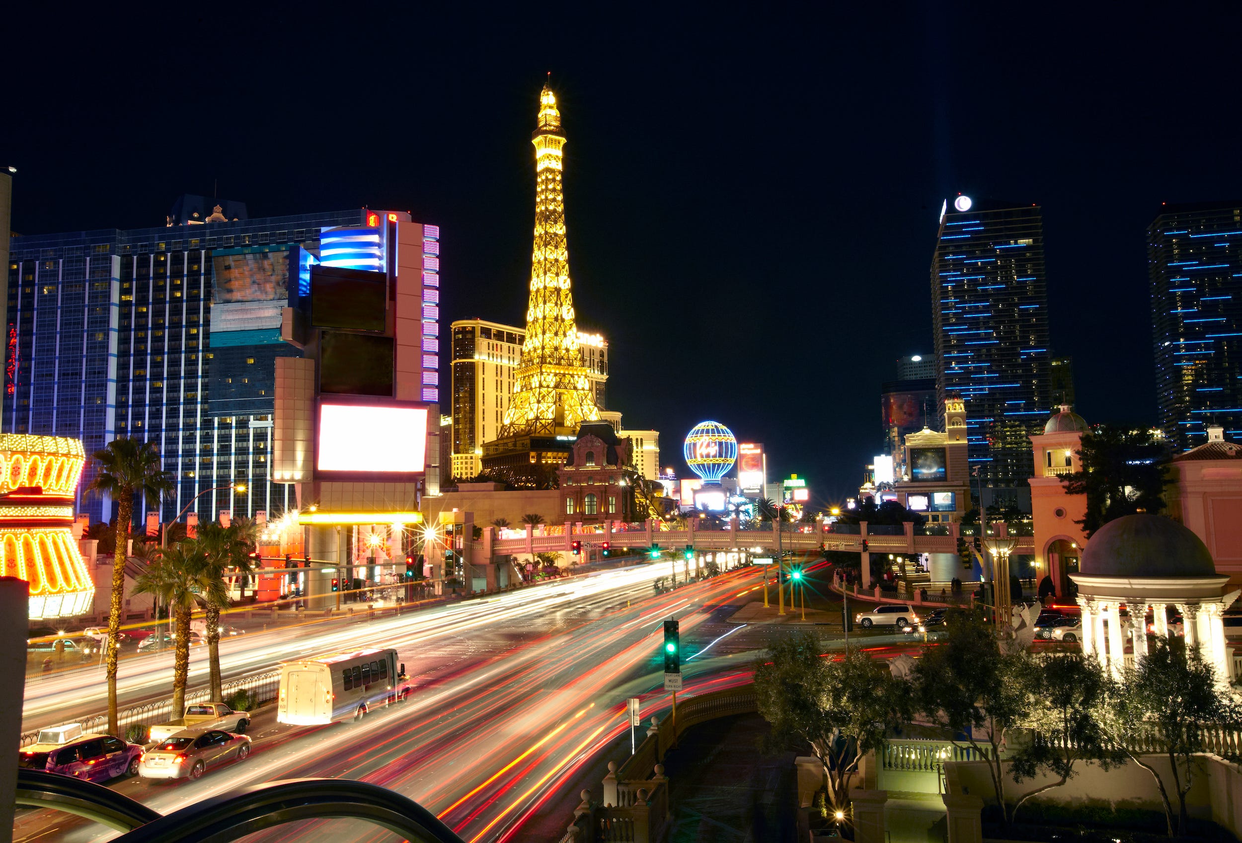 Der Las Vegas Strip ist nachts erleuchtet.