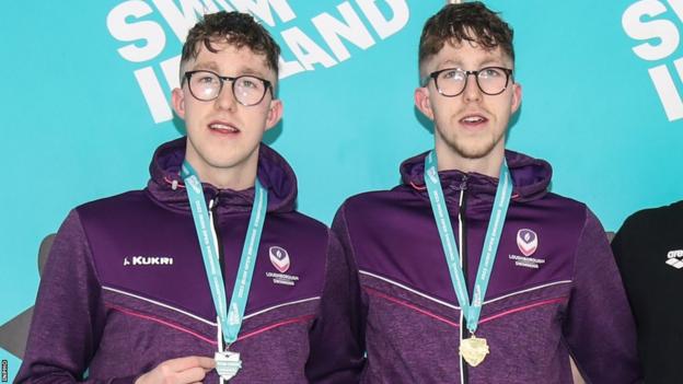 Nathan und Daniel Wiffen, nachdem sie bei den Irish Open Championships im vergangenen April Medaillen über 400 m Freistil gewonnen hatten