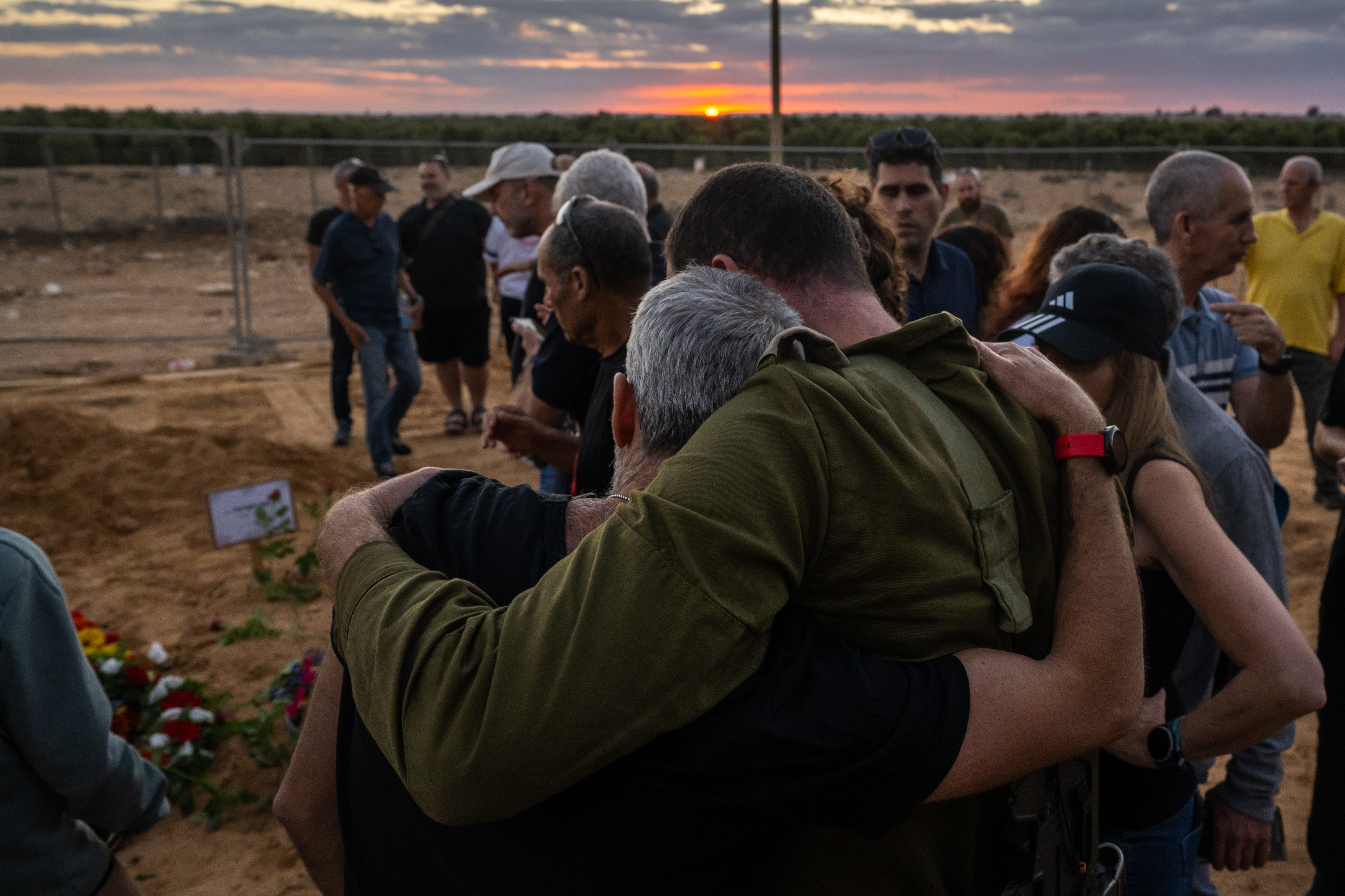 Trauernde trauern um Liel Hetzroni, 12 Jahre alt, und ihre Tante Ila (Illios) Hetzroni, die am 7. Oktober im Kibbuz Be'eri von der Hamas während einer Beerdigung und Abschiedszeremonie im Kibbuz Revivim am 15. November 2023 getötet wurden in Revivim, Israel.