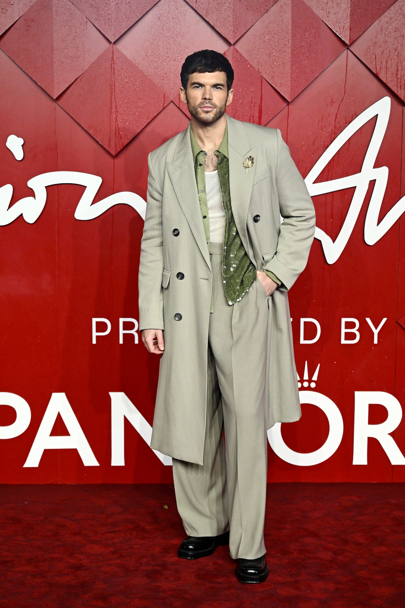 Luke Newton nimmt an den Fashion Awards 2023 in London, England, teil.