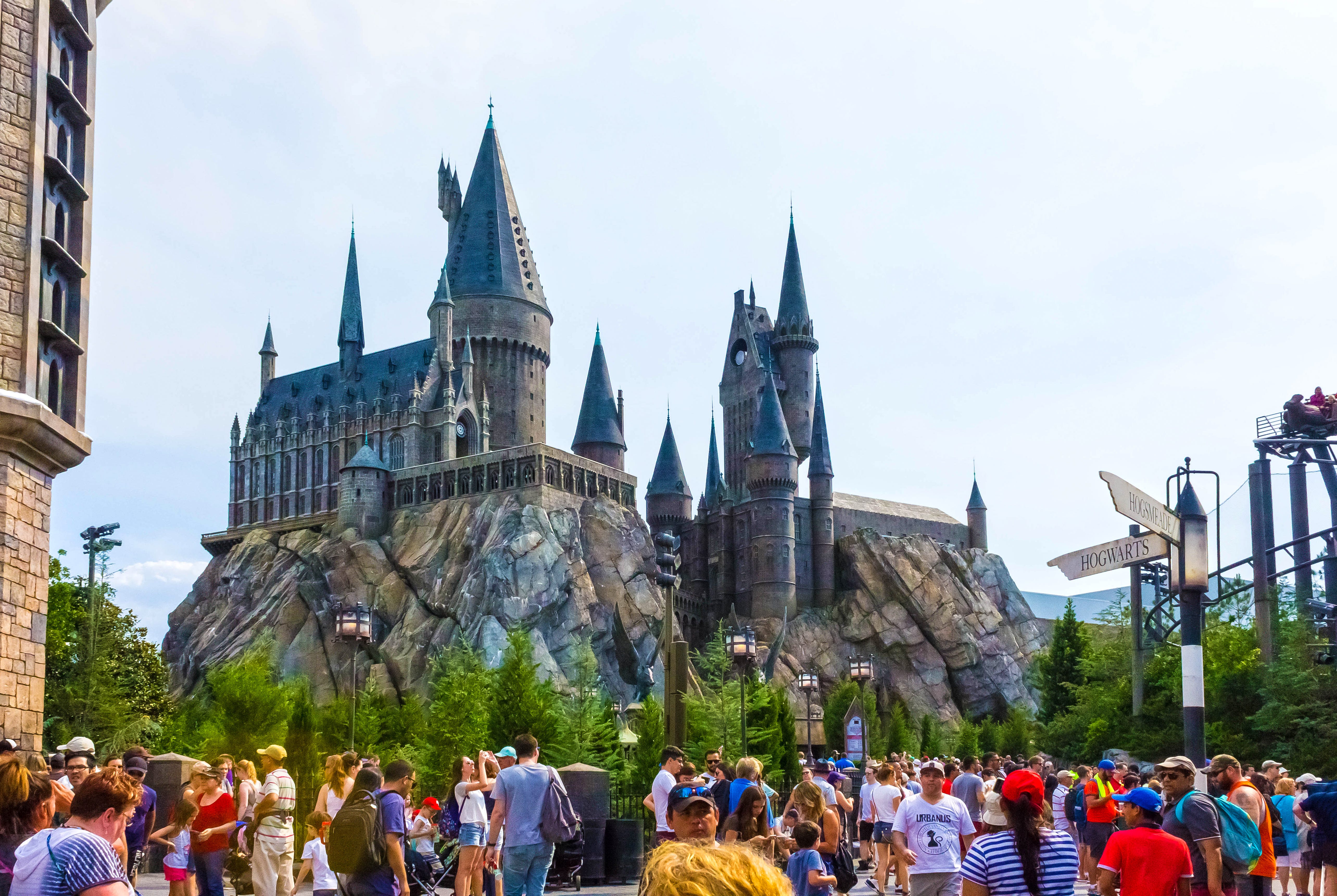 Menschen in der Nähe von Schloss Hogwarts in der Zauberwelt von Harry Potter in den Universal Studios Orlando.