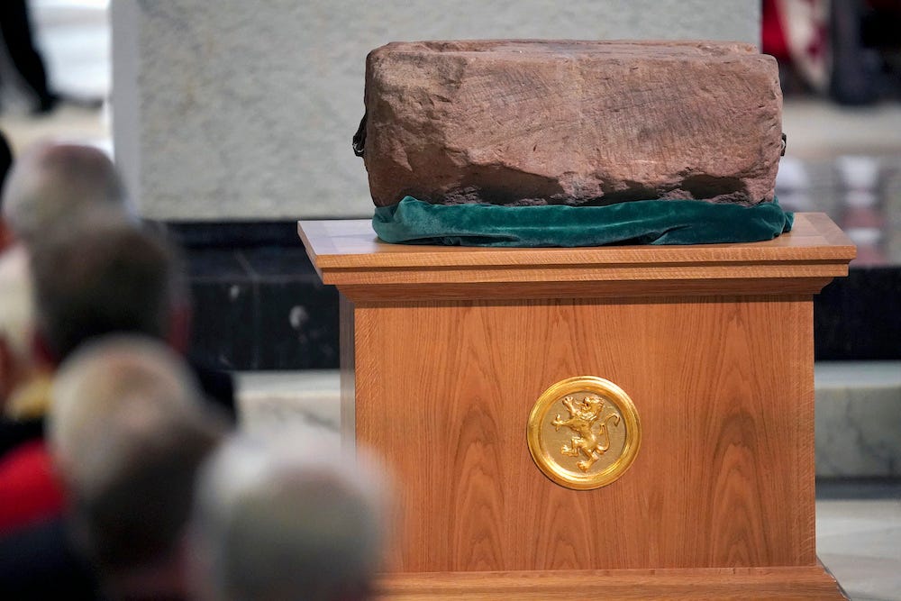 Der Stone of Scone, ein etwa 2 Fuß langer roter Sandstein, der bei der Krönung von König Karl II. verwendet wurde, wird im Juni in Schottland ausgestellt.
