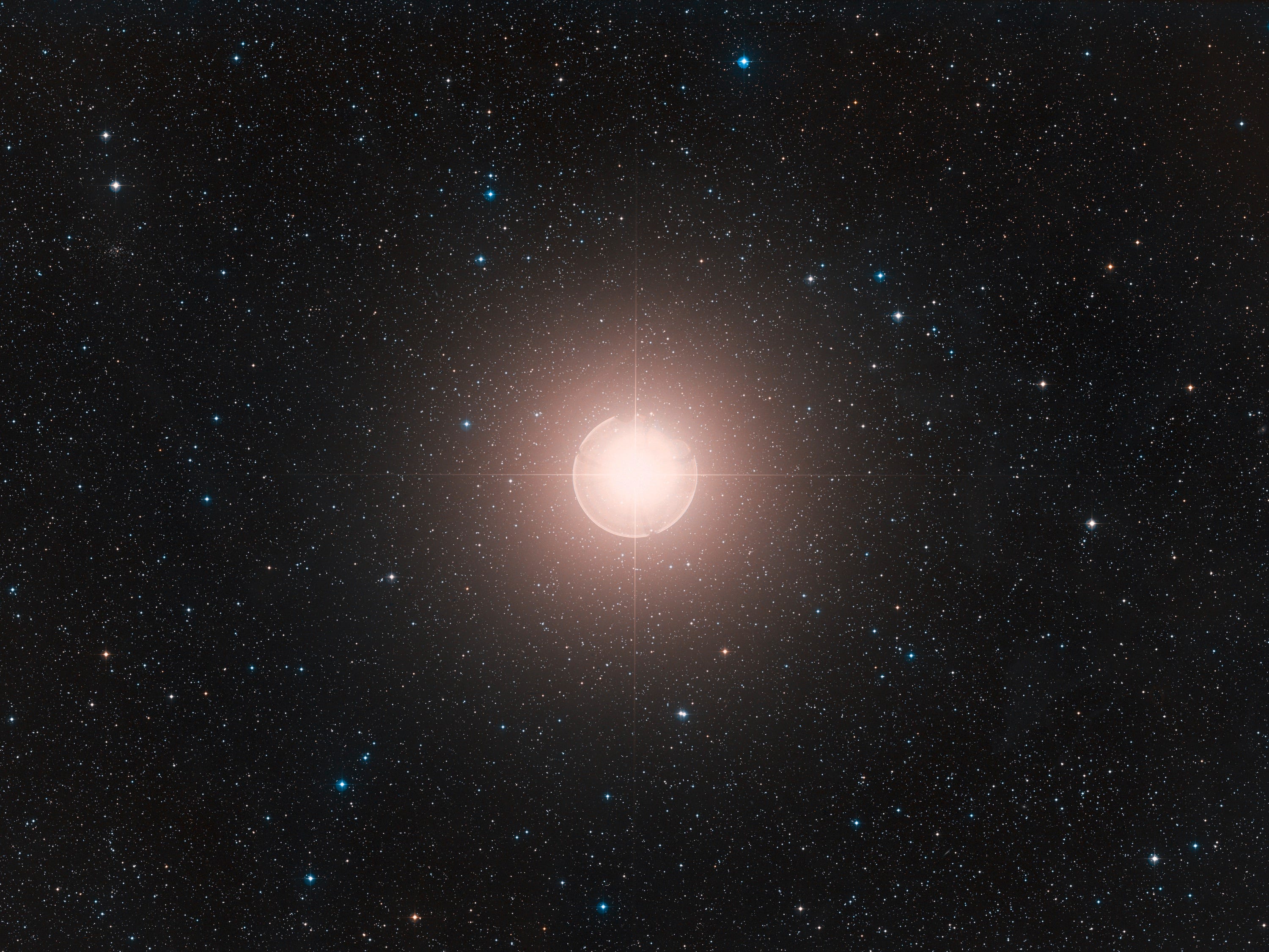 Ein von der Erde aus aufgenommenes Bild von Beteigeuze zeigt, wie es hell im Kontrast zu anderen Sternen am Firmament leuchtet.