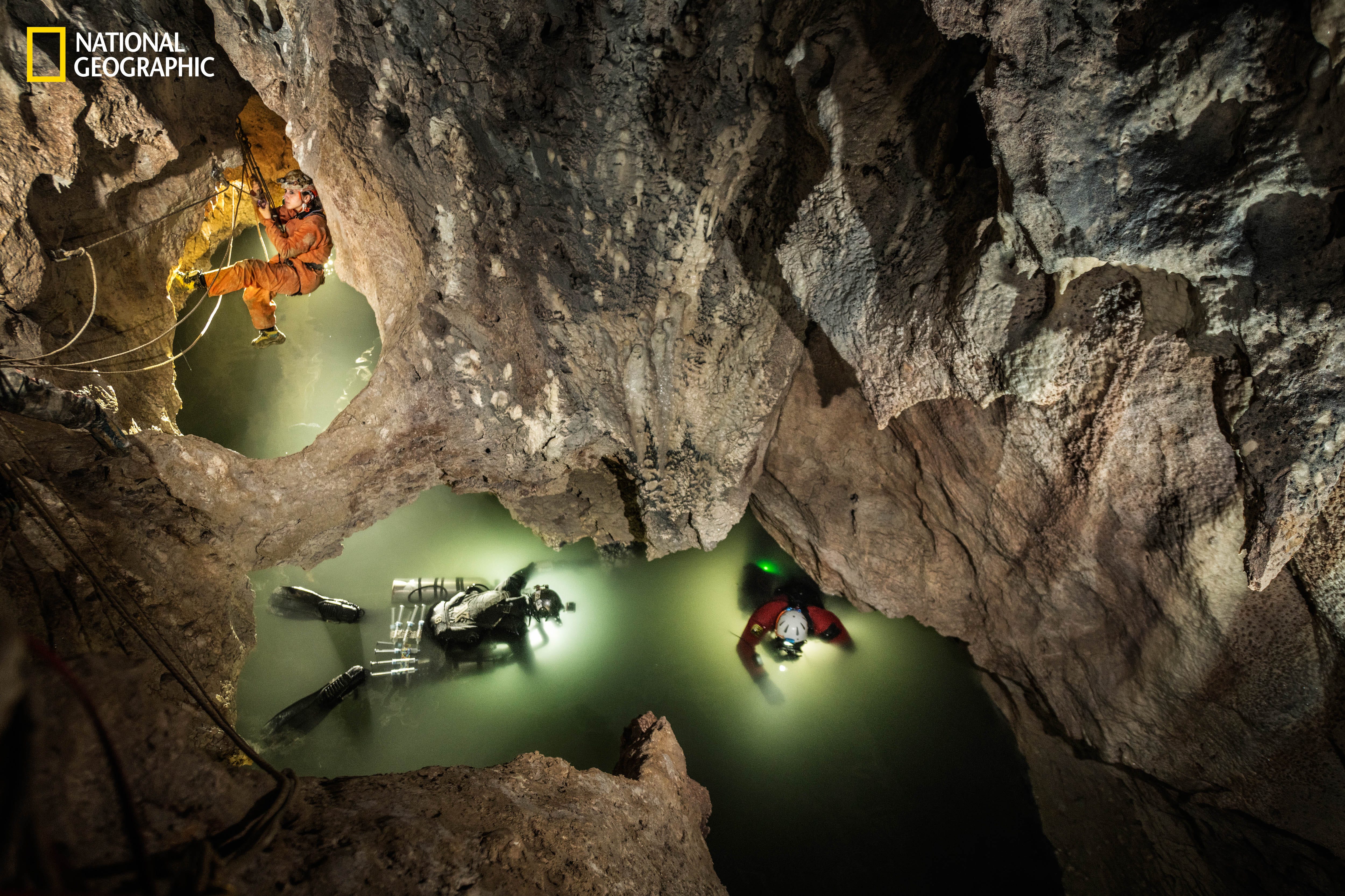Höhlentaucher erkunden den Lago Verde.