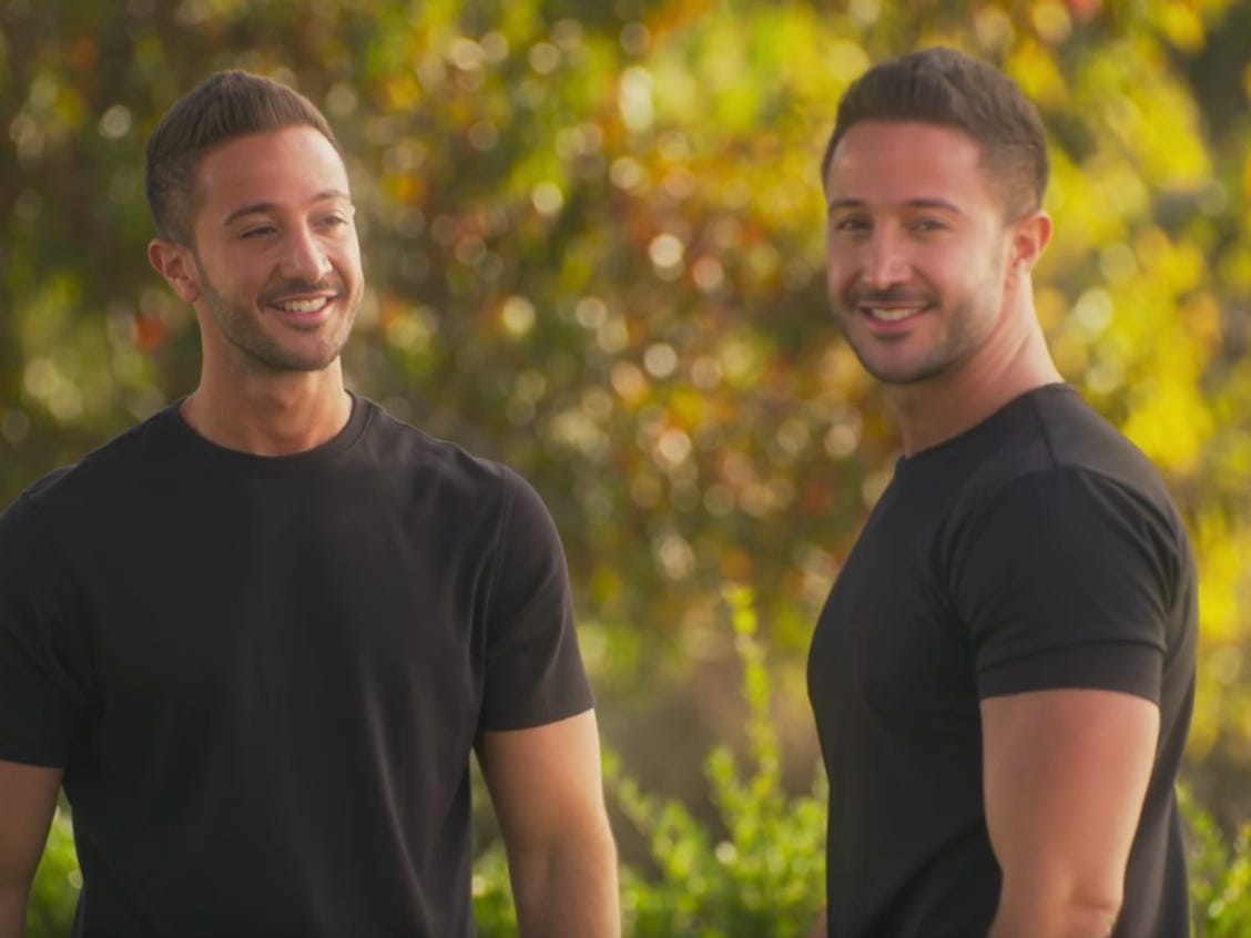 Samer und Samir Akel über die Zwillingsliebe stehen auf gegenüberliegenden Seiten eines Rahmens, als würden sie einander im Spiegel betrachten