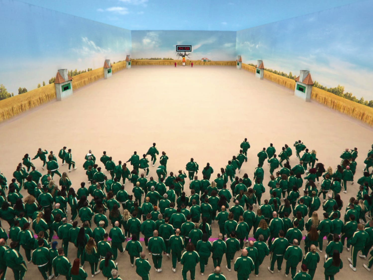 Eine Menschenmenge in Grün, die in „Squid Game: The Challenge“ durch einen Raum rennt