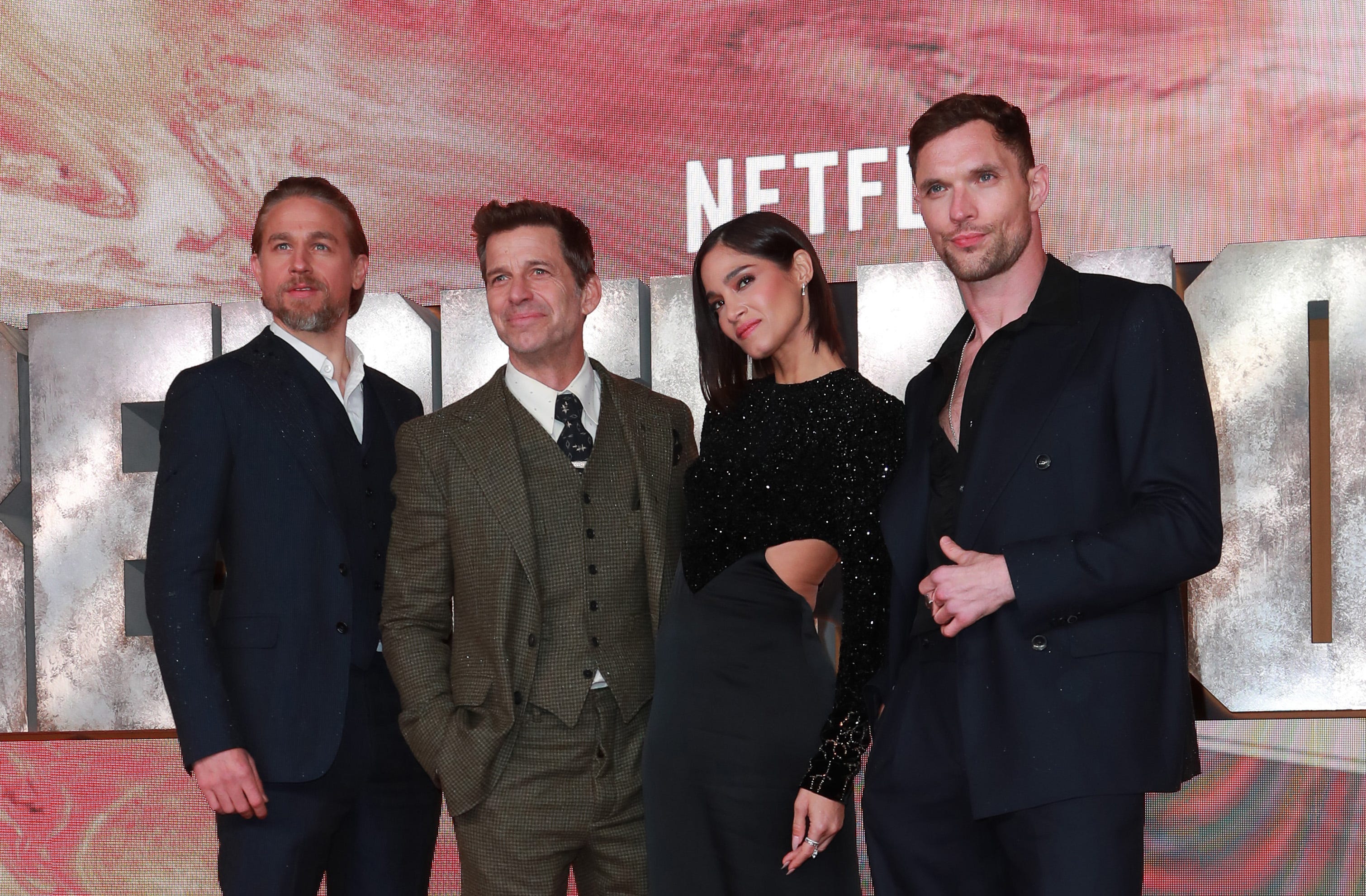 Regisseur Zack Snyder auf dem roten Teppich mit den Stars von „Rebel Moon“ Charlie Hunnam, Sofia Boutella und Ed Skrein.