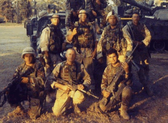 Glenn Girona, vorne rechts abgebildet, und sein Zug in Bagdad, 2003.