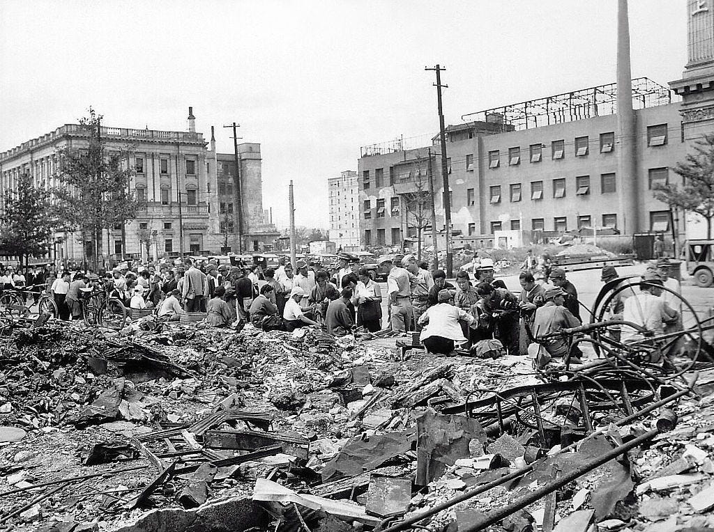 Tokio liegt nach Bombenangriffen im Zweiten Weltkrieg in Trümmern
