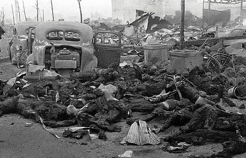 Verkohlte Überreste japanischer Zivilisten nach dem amerikanischen Bombenangriff