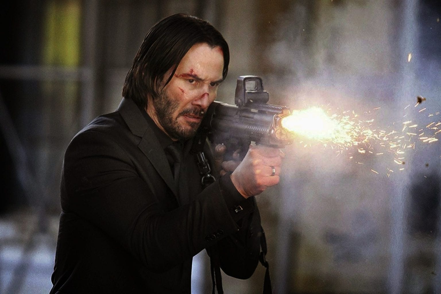 Keanu Reeves als John Wick, der mit einer Schrotflinte schießt.