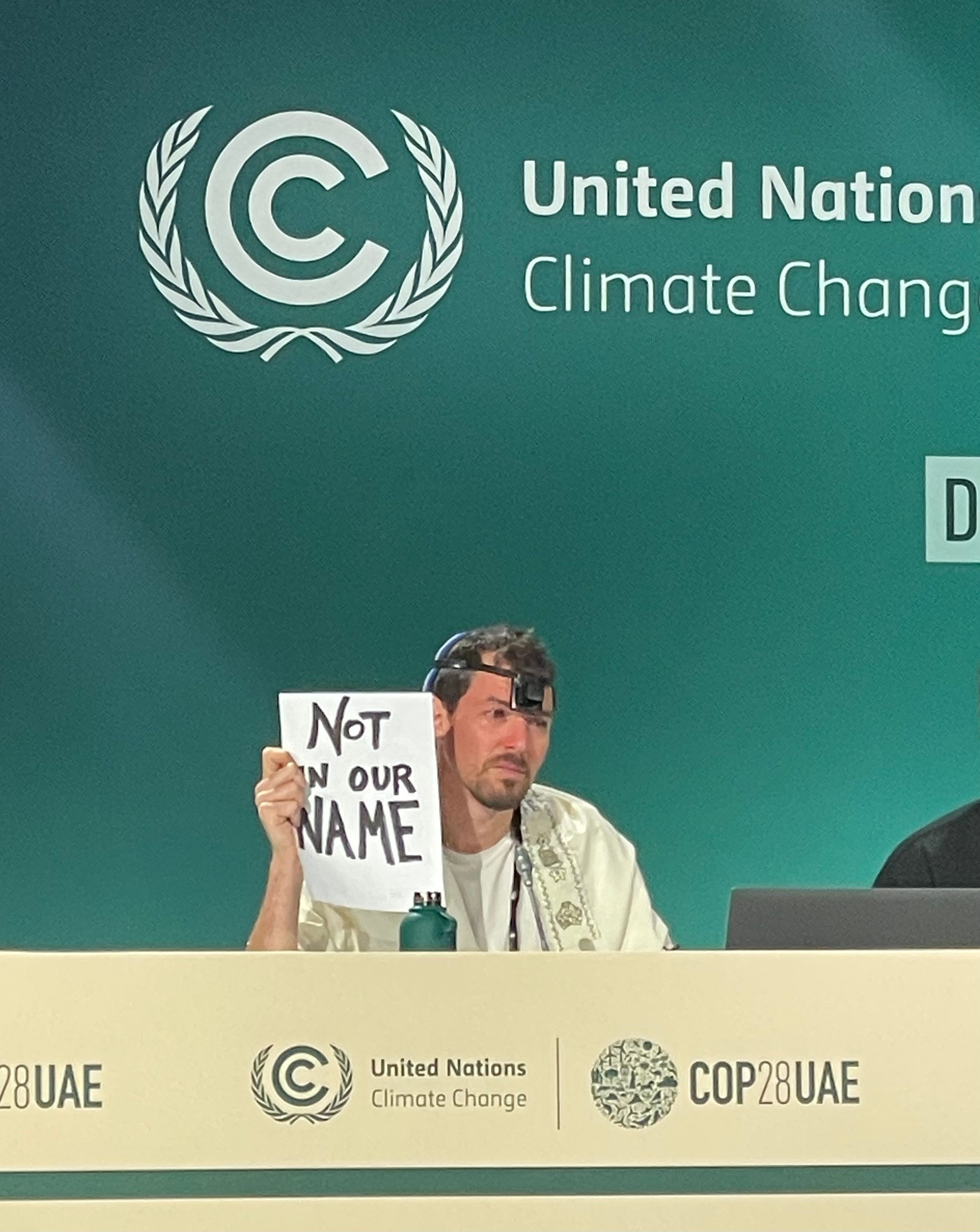 Kevin Buckland vom Artivist Network spricht auf einer Pressekonferenz beim UN-Klimagipfel in Dubai.
