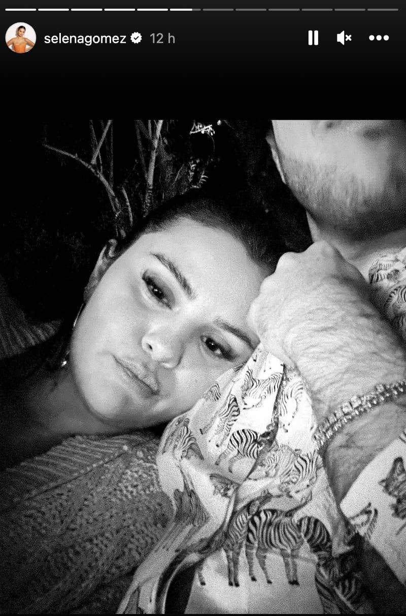 Gomez hat in ihren Instagram Stories ein Selfie von ihr und Blanco geteilt, auf dem es gemütlich aussieht.