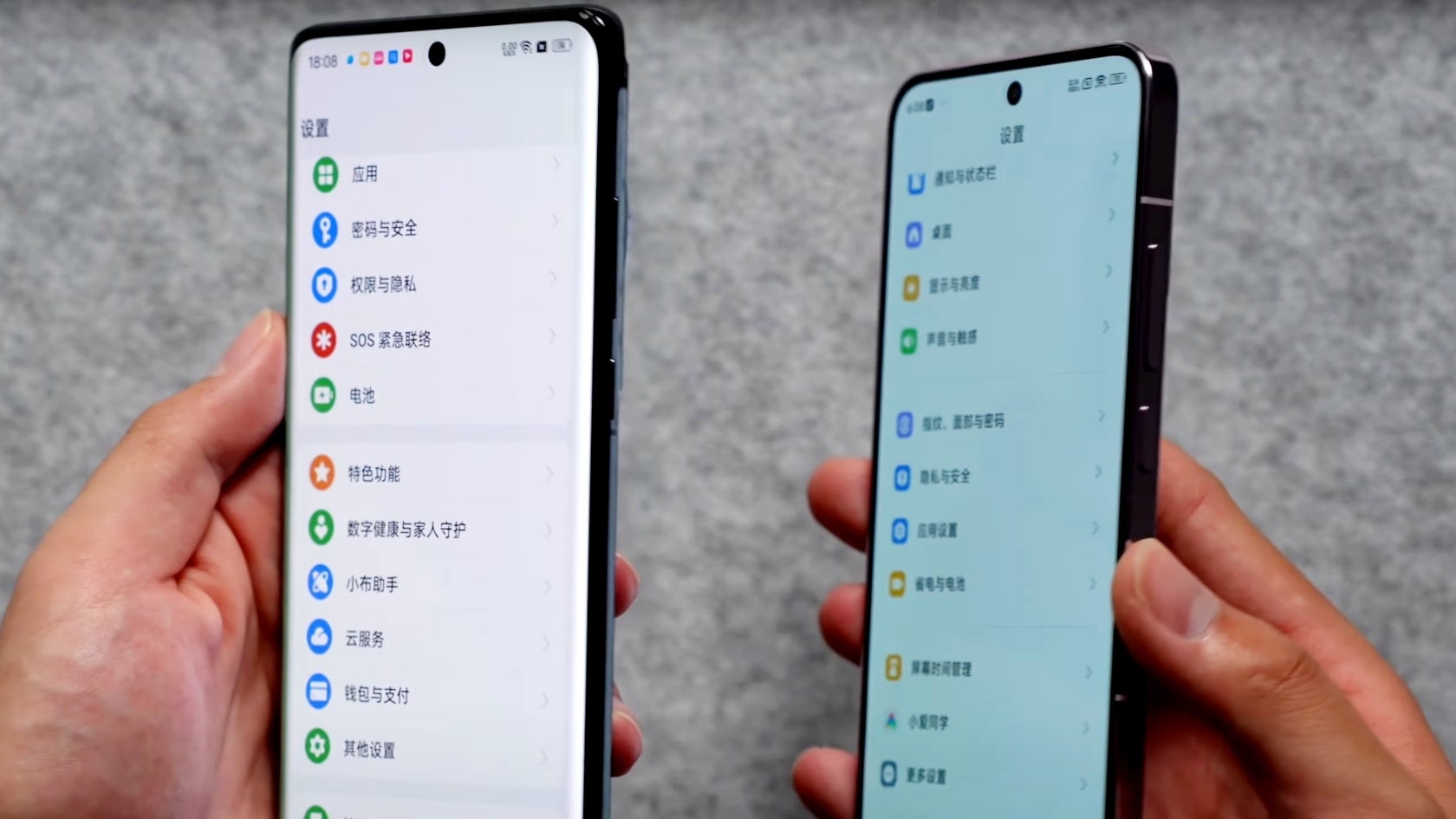 Das rekordverdächtige 4.500-Nits-BEO-Display des OnePlus 12 (links) lässt das Panel des Xiaomi 14 schlecht aussehen, insbesondere wenn man es aus dem falschen Winkel betrachtet.  - OnePlus 12: Das Geheimnis, Samsung und Pixel zu schlagen, liegt darin, die perfekte Balance zu finden?