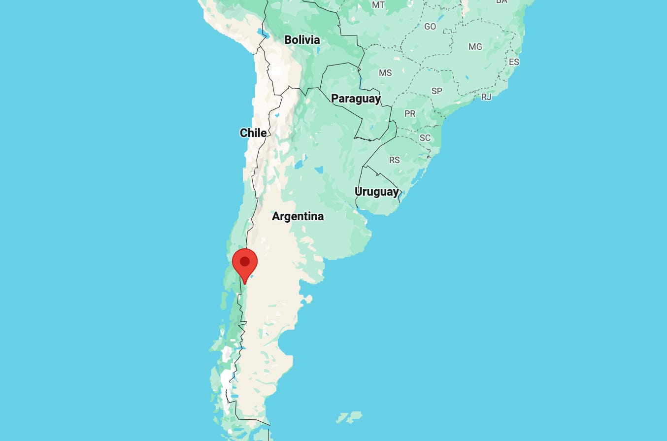 Eine Karte mit einer Stecknadel auf Bariloche in Argentinien.