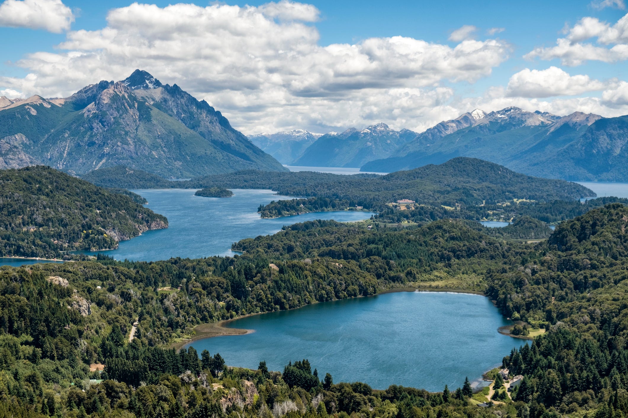 Große Seen und Berge in der Nähe von Bariloche, Argentinien.