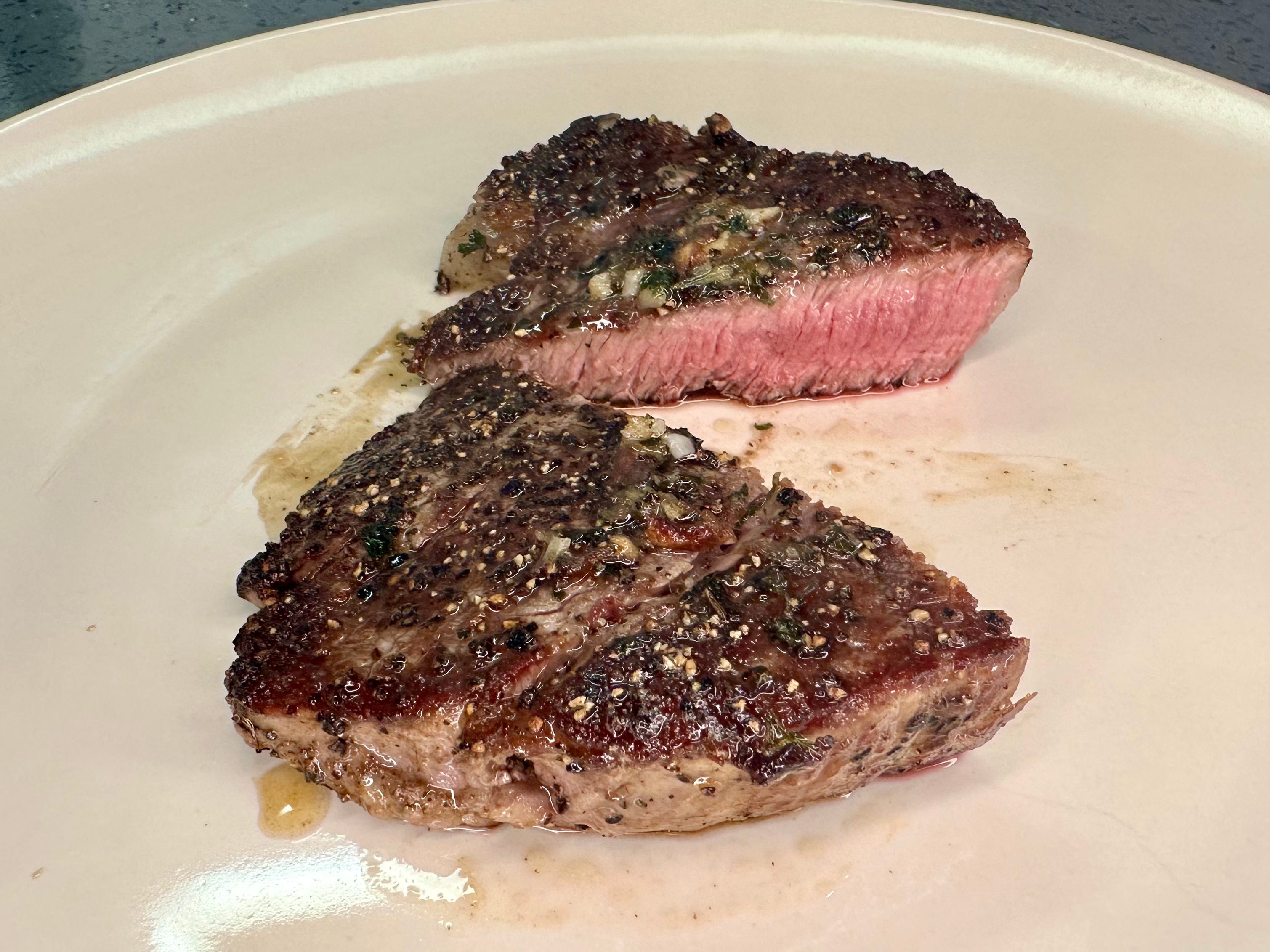 Steak, das auf einem Herd zubereitet wurde.