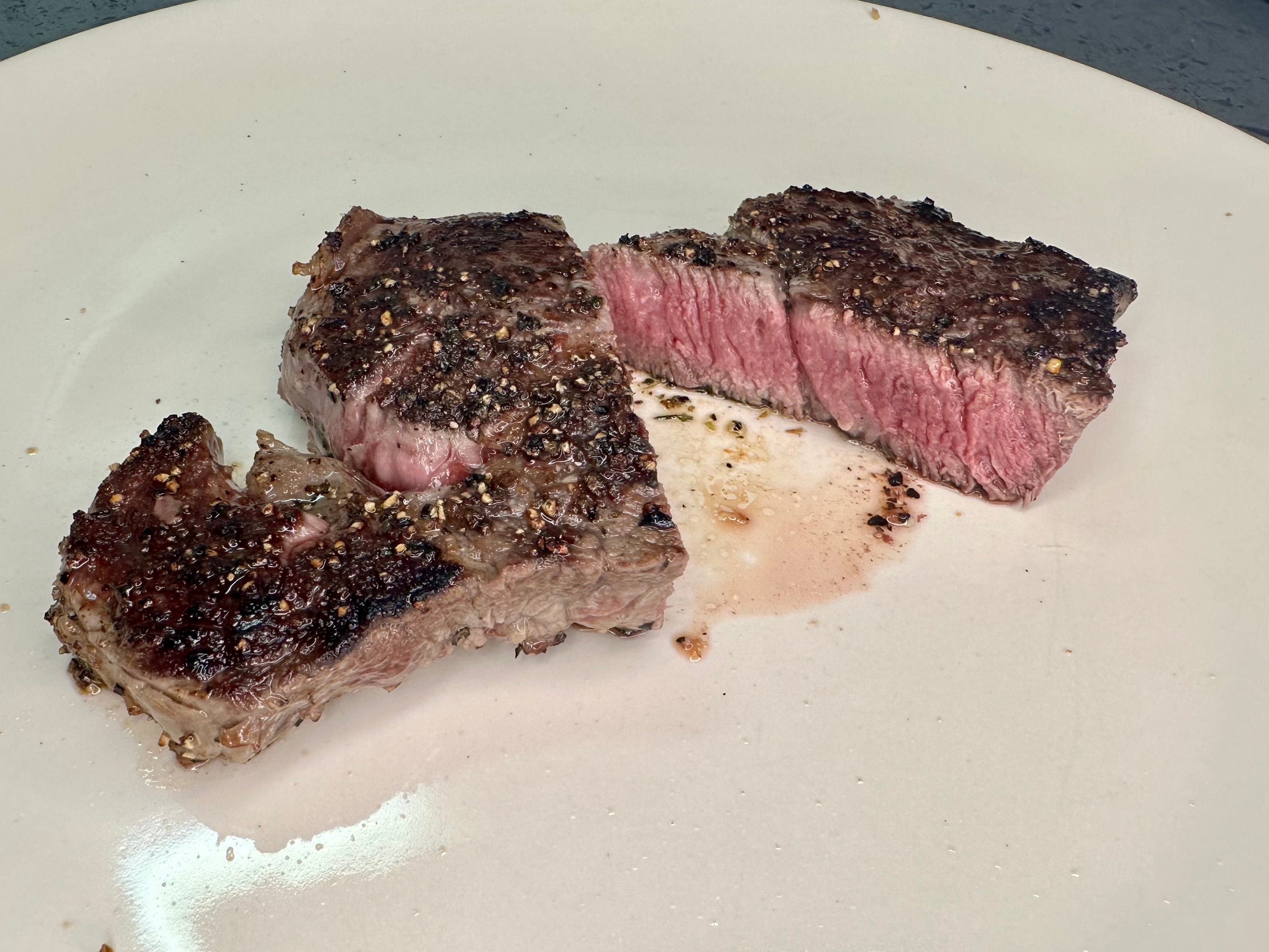 Im Ofen gegartes Steak, in zwei Hälften geteilt.