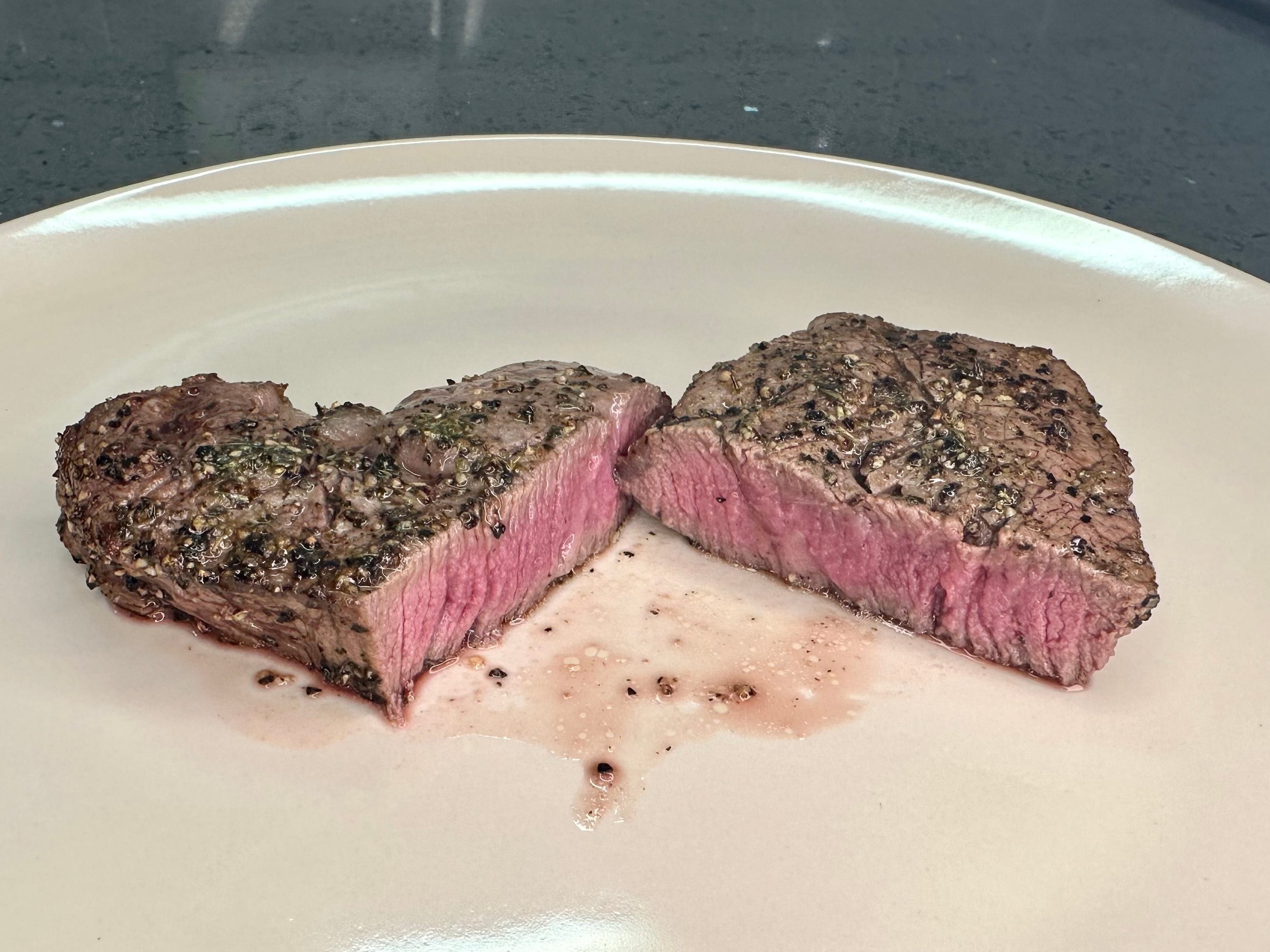 Steak, das in der Heißluftfritteuse zubereitet wurde, halbiert.