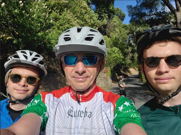 Lores und seine Söhne genießen oft eine morgendliche Radtour auf den örtlichen Wegen.