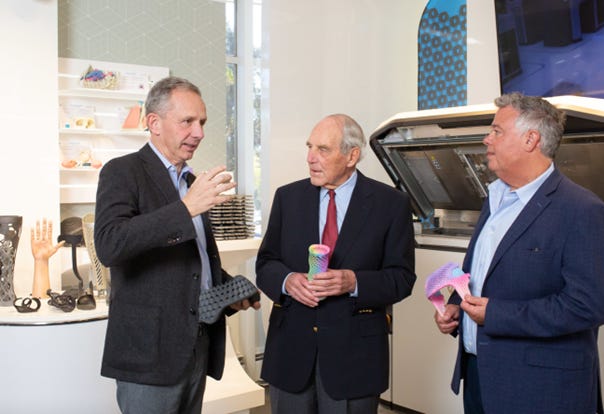 Lores trifft sich im Customer Welcome Center des Unternehmens mit dem ehemaligen Präsidenten und CEO von Hewlett Packard, John Young, und dem ehemaligen CEO von HP Inc., Dion Weisler.