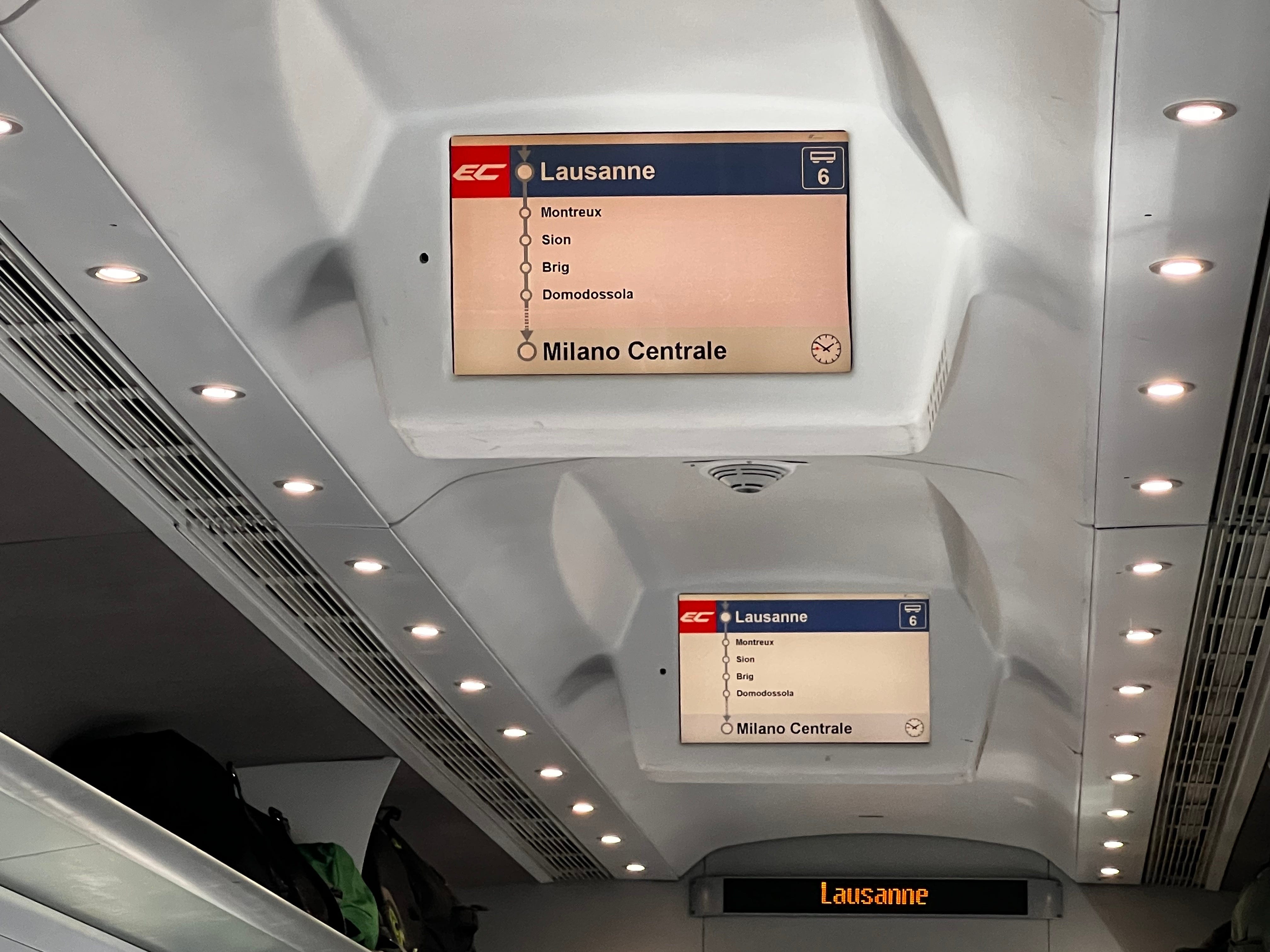 Elektronische Schilder in einem europäischen Eisenbahnwaggon