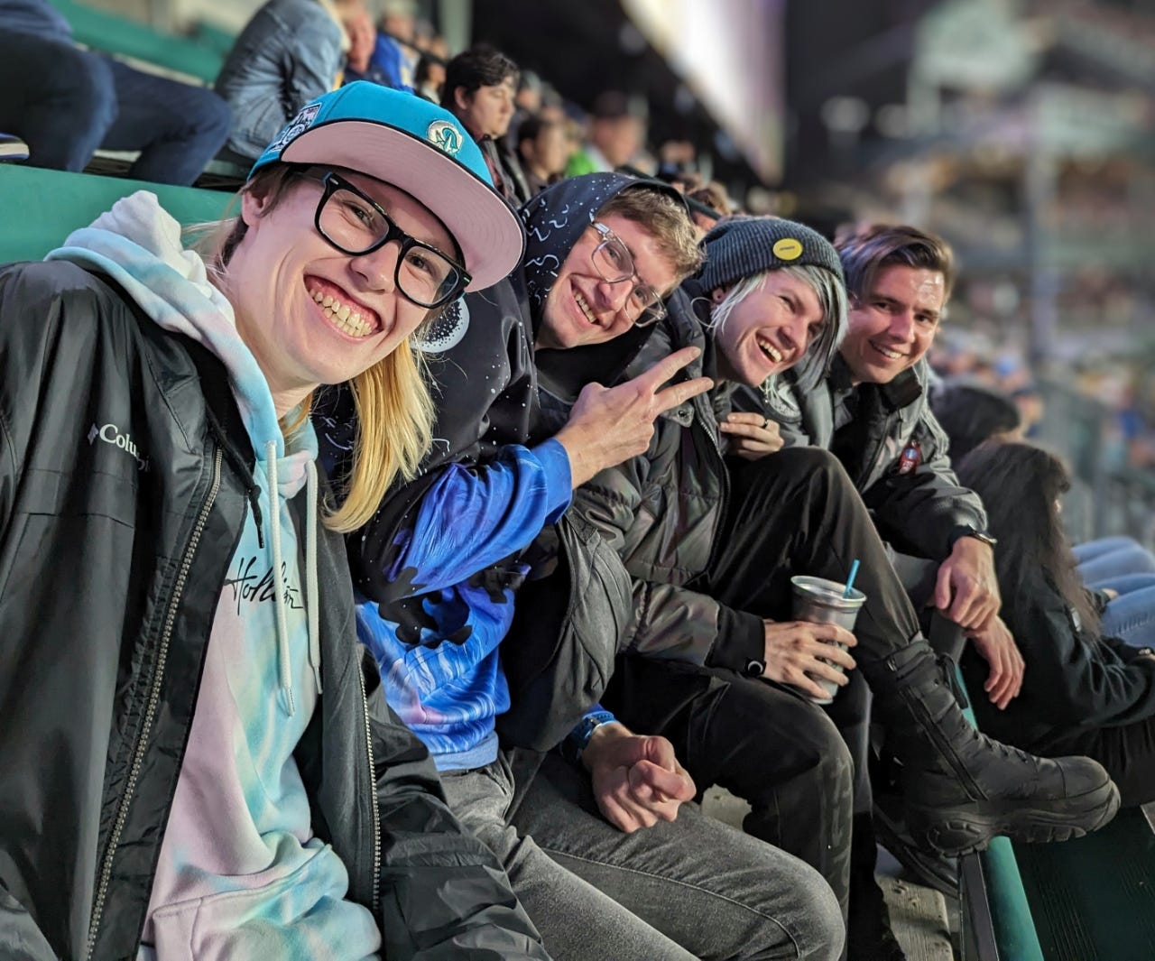 Jörger lächelt mit Freunden bei einem Spiel der Seattle Mariners in Seattle.